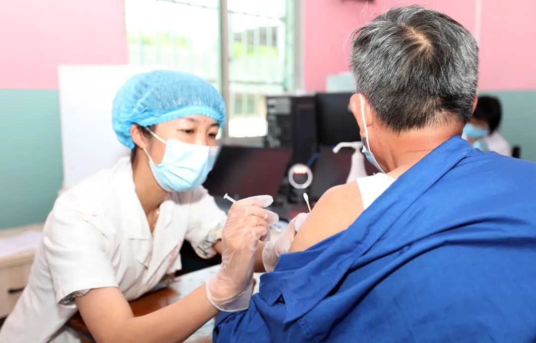 涉及疫苗組合、時(shí)間間隔、接種禁忌等內(nèi)容，加強(qiáng)老年人疫苗接種工作方案來了